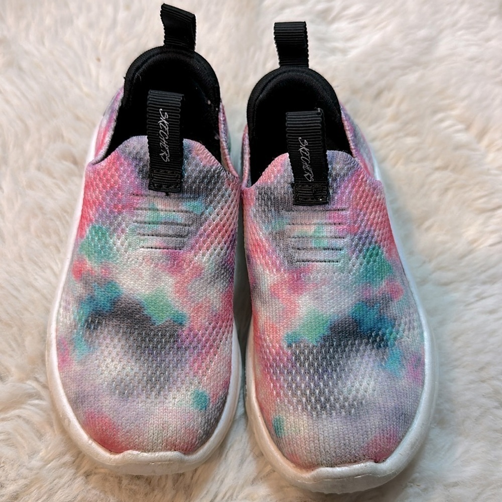 Size 6 girls tie die runners, sketchers